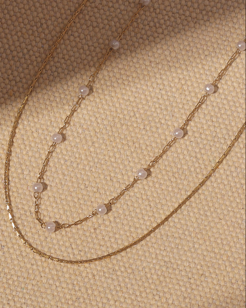 Detalle de collar Doble Luz de Perlas con acabado dorado