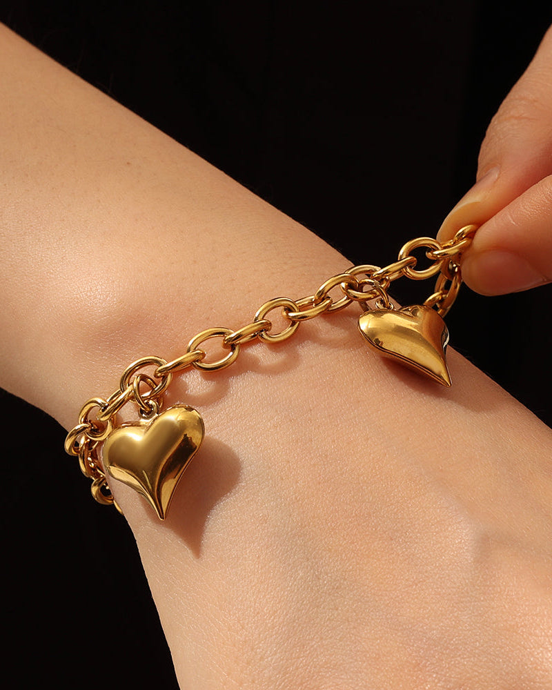 Detalle de pulsera Corazones Brillantes con acabado dorado