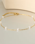 Detalle de tobillera Mar de Perlas con acabado dorado