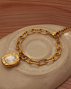Detalle de pulsera Prisma del Alba con acabado dorado