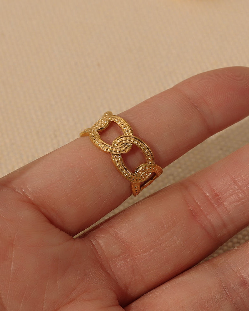 Detalle de anillo Eco con acabado dorado