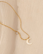Detalle de collar Luna Madre con acabado dorado