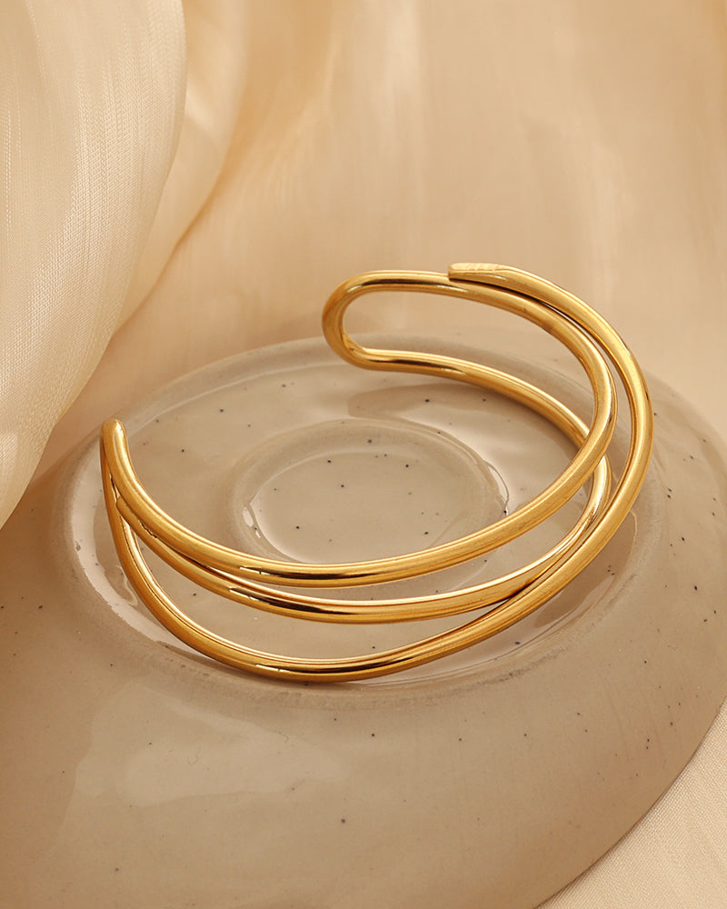 Detalle de pulsera Órbitas Doradas con acabado dorado