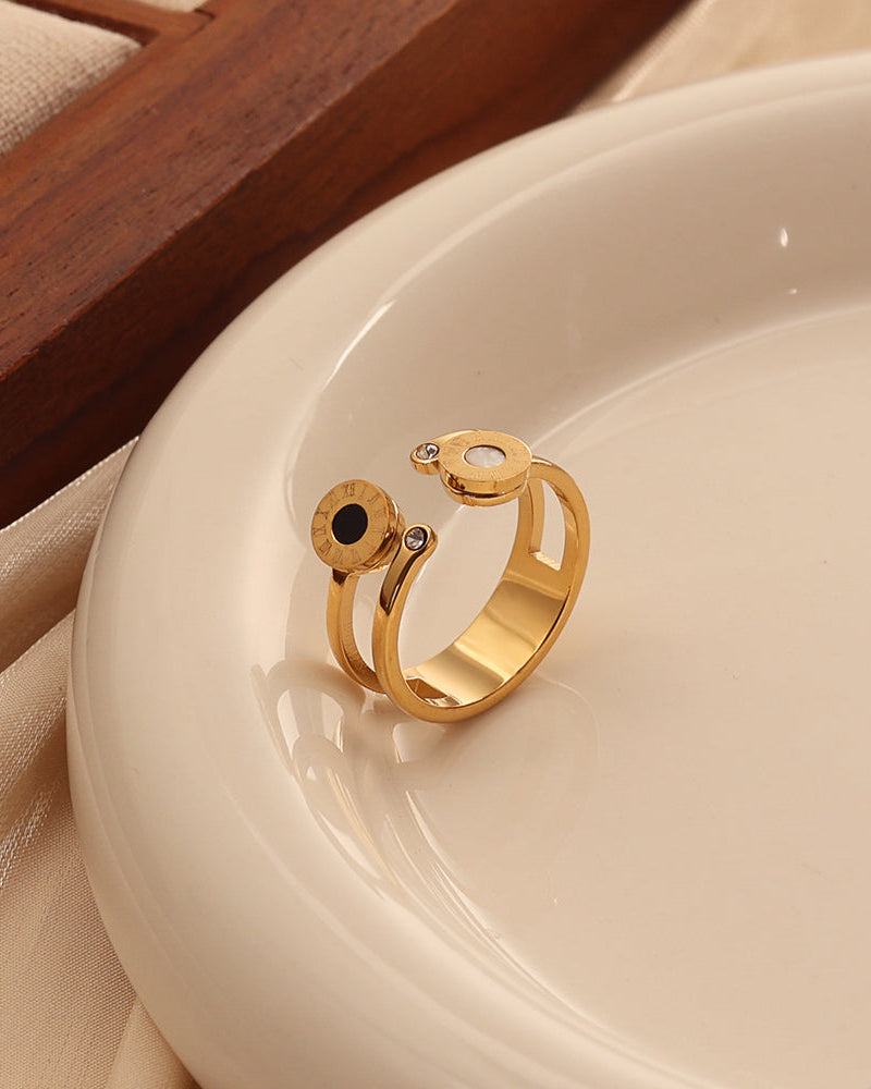 Detalle de anillo Ónice con acabado dorado