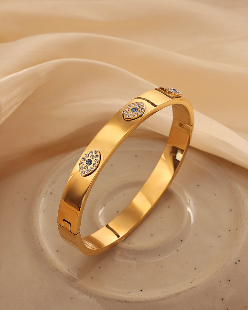 Detalle de pulsera Halo Firme con acabado dorado