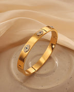 Detalle de pulsera Halo Firme con acabado dorado