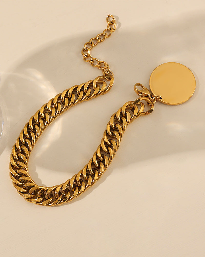 Detalle de pulsera Miami Sol con acabado dorado