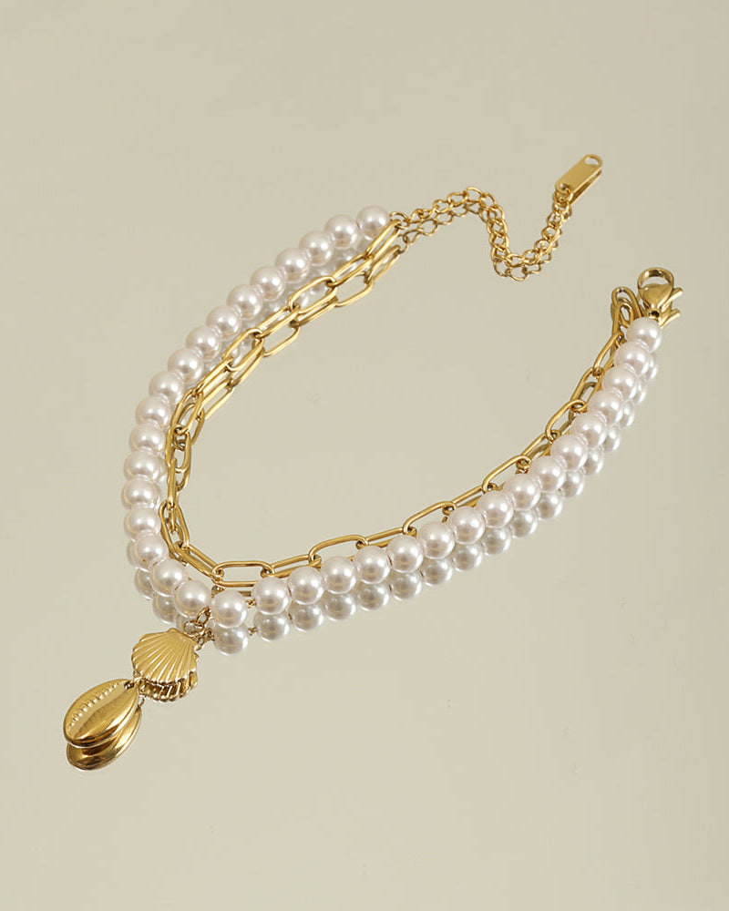 Detalle de tobillera Olas de Perla con acabado dorado