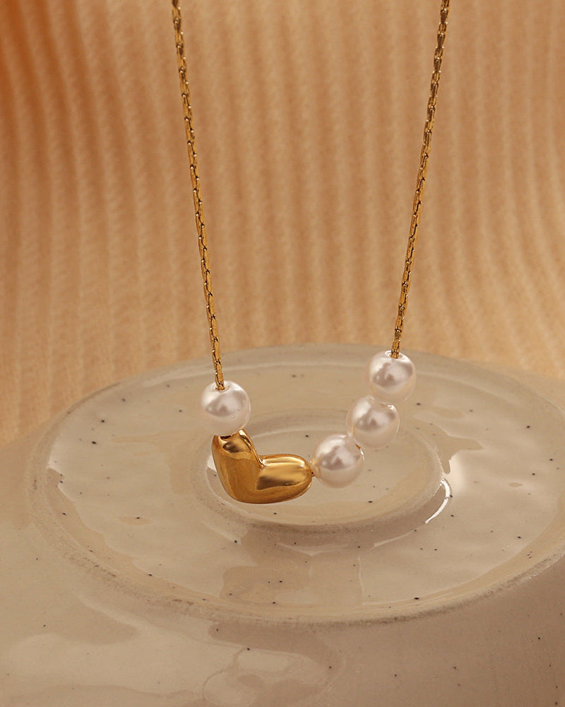 Detalle de collar Latido de Perla con acabado dorado