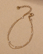 Detalle de pulsera Perla Creciente con acabado dorado
