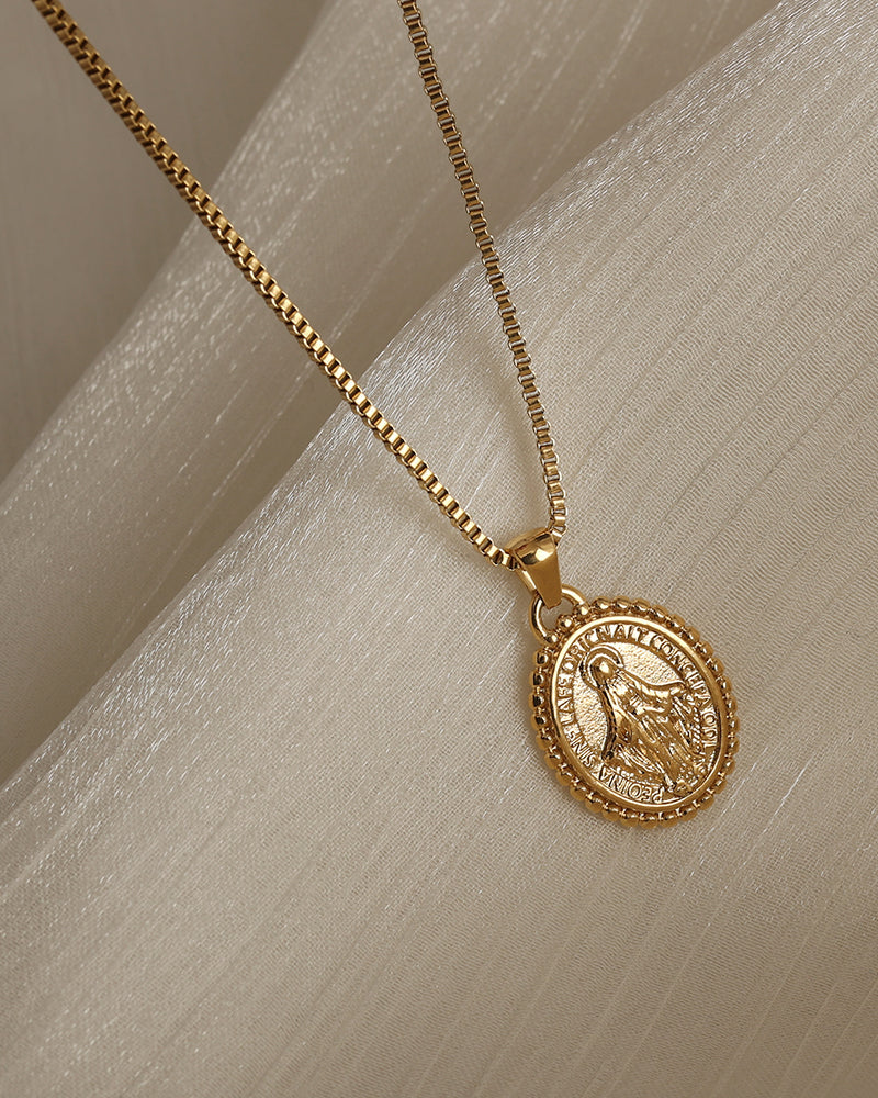 Detalle de collar Medallón Albor con acabado dorado