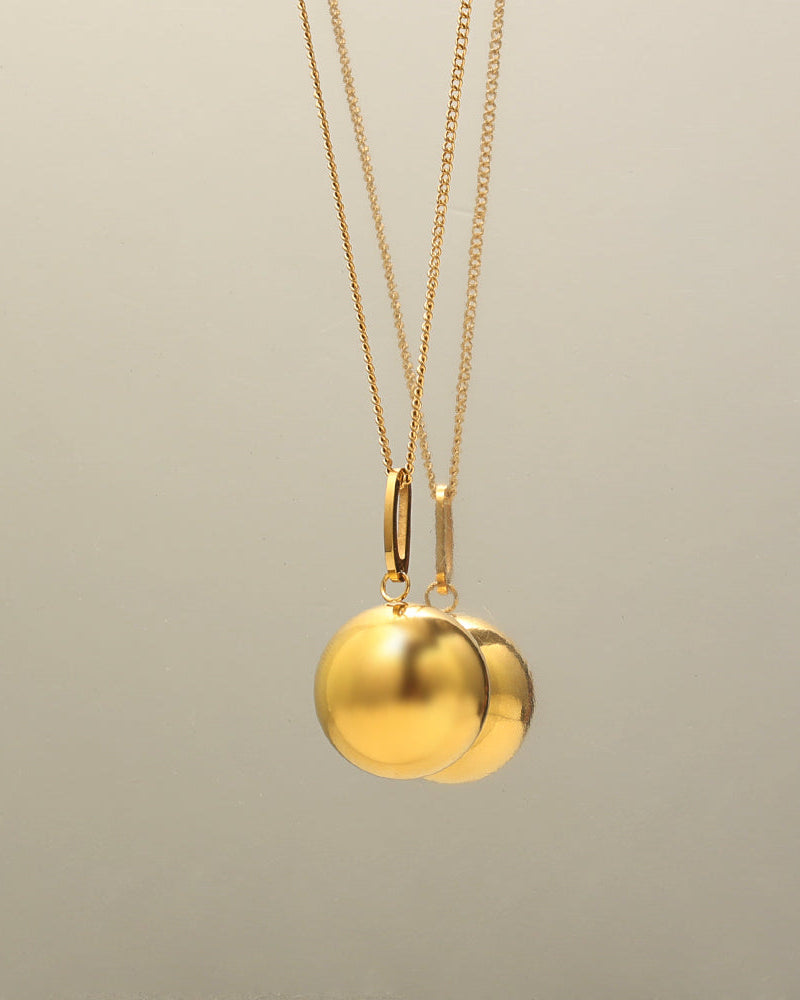 Detalle de collar Esfera Solar con acabado dorado