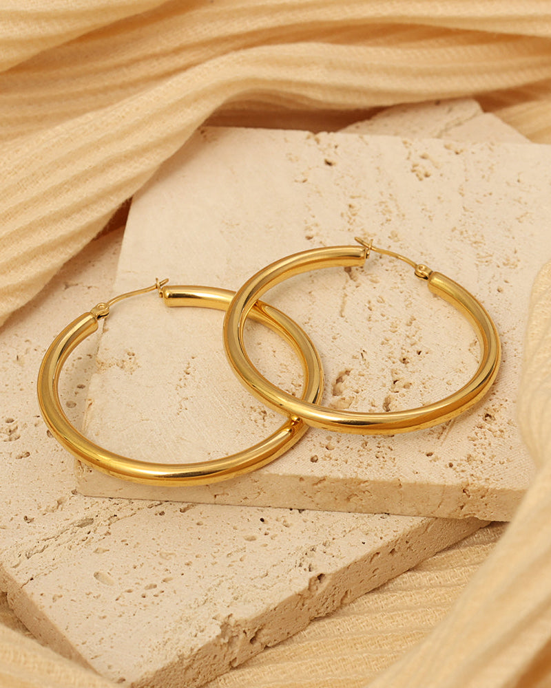 Detalle de aretes Cascada con acabado dorado