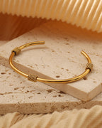 Detalle de pulsera Rayo Dorado con acabado dorado