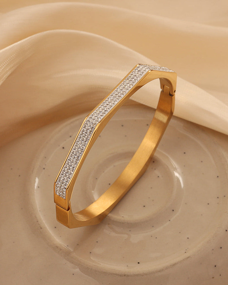 Detalle de pulsera Eje Luminar con acabado dorado
