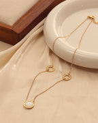 Detalle de collar Concha de Luz con acabado dorado