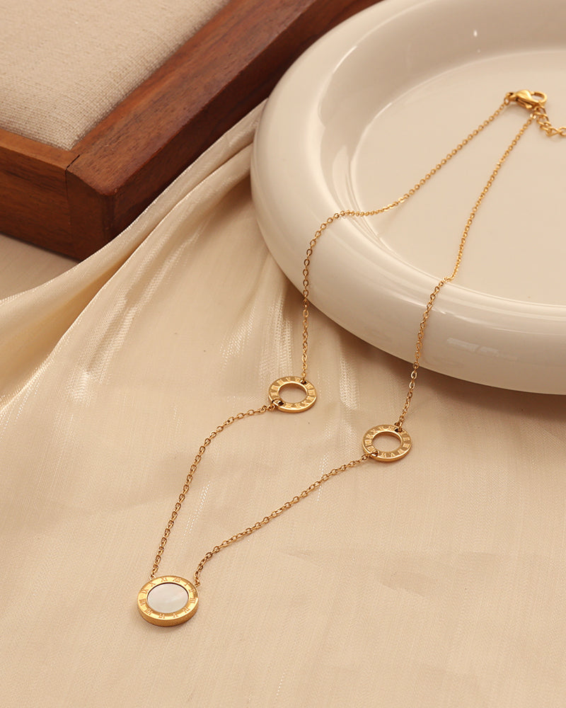 Detalle de collar Concha de Luz con acabado dorado