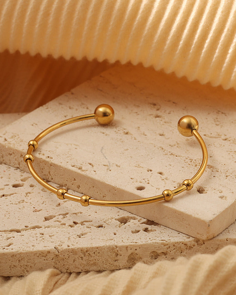 Detalle de pulsera Aro Celestial con acabado dorado