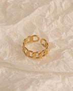 Detalle de anillo Cubano con acabado dorado