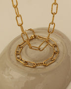 Detalle de pulsera Eslabón Horizonte con acabado dorado