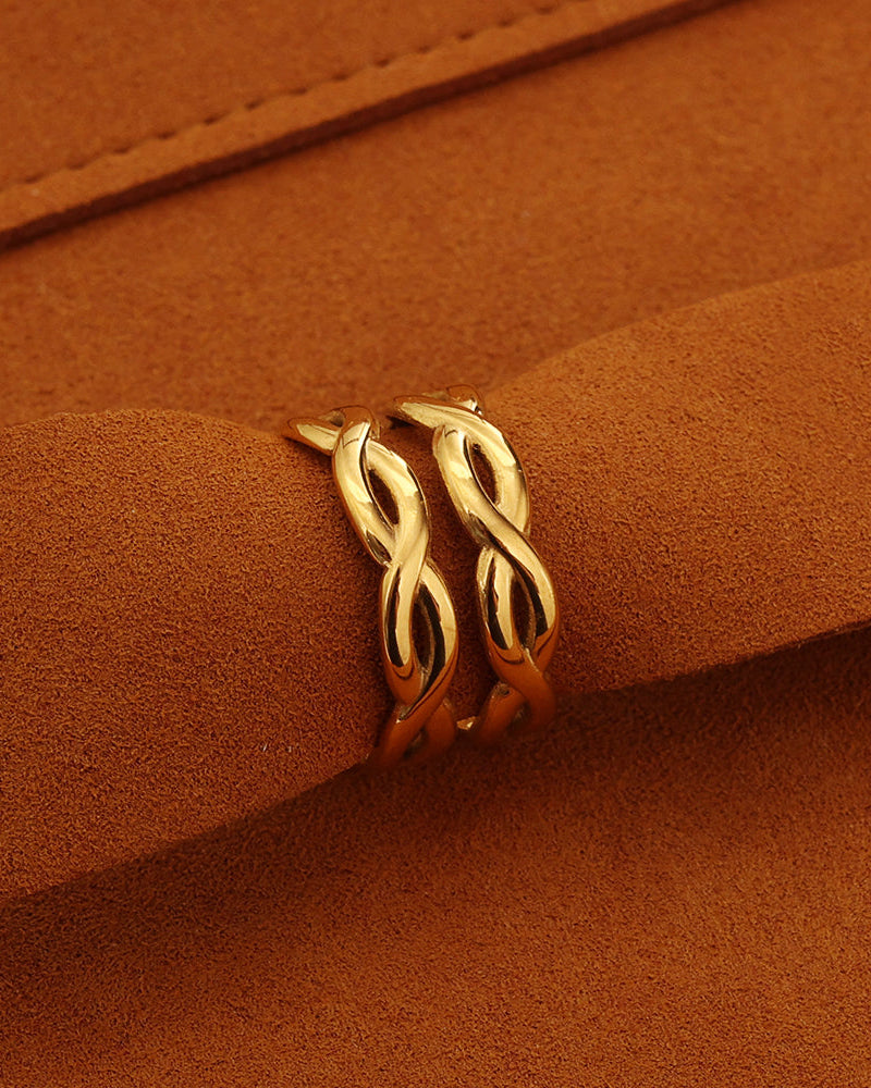 Detalle de anillo Boreal con acabado dorado