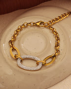 Detalle de pulsera Elipse Radiante con acabado dorado