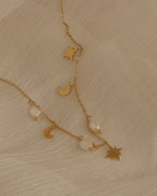 Detalle de collar Perla Viva con acabado dorado