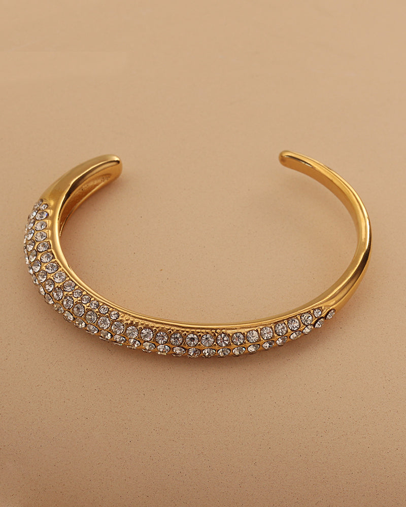 Detalle de pulsera Arco Pavé con acabado dorado