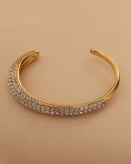 Detalle de pulsera Arco Pavé con acabado dorado
