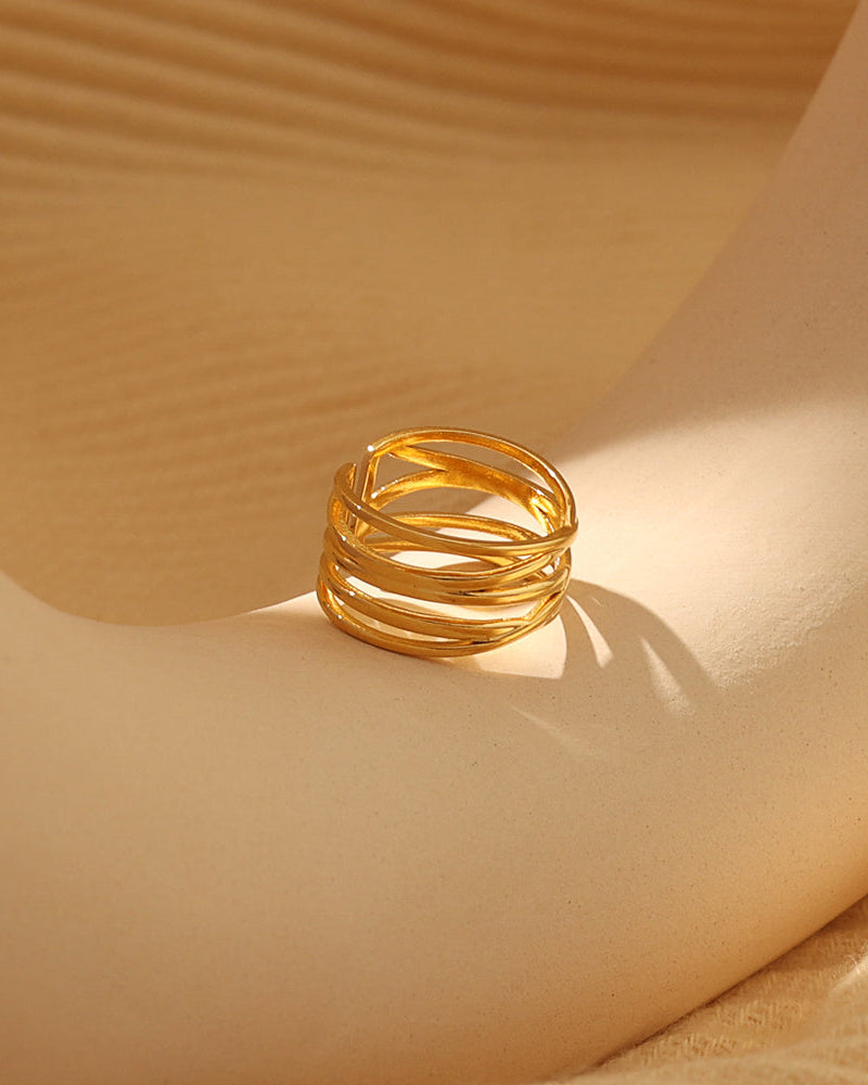 Detalle de anillo Cometa con acabado dorado
