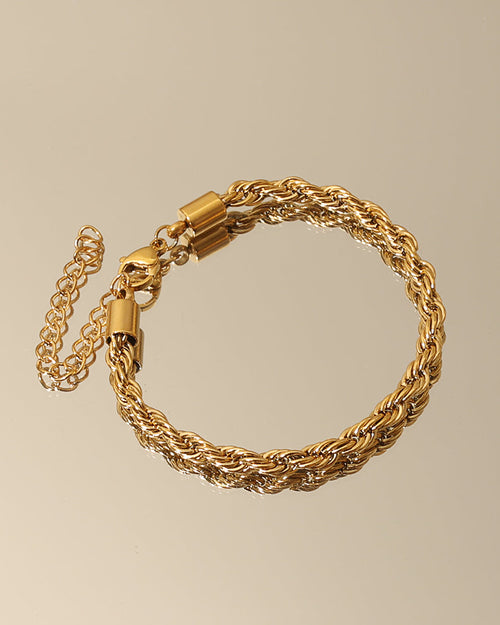 Detalle de pulsera Trenza Solar con acabado dorado