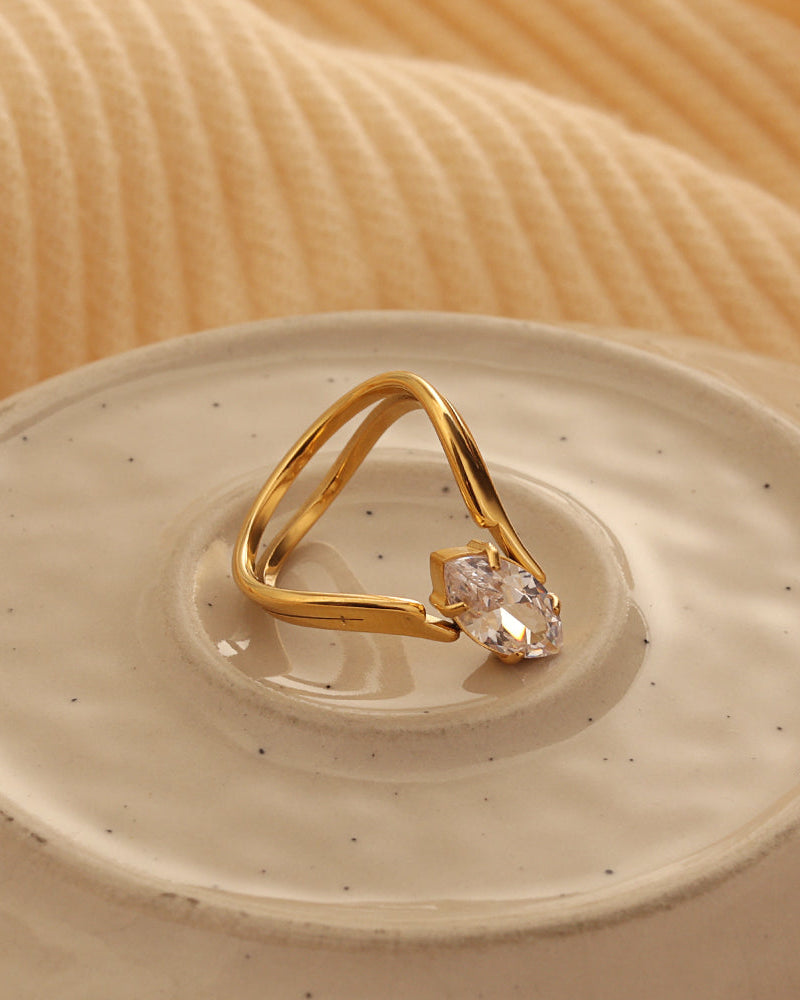 Detalle de anillo Gema con acabado dorado