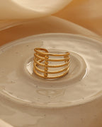 Detalle de anillo Espiral con acabado dorado