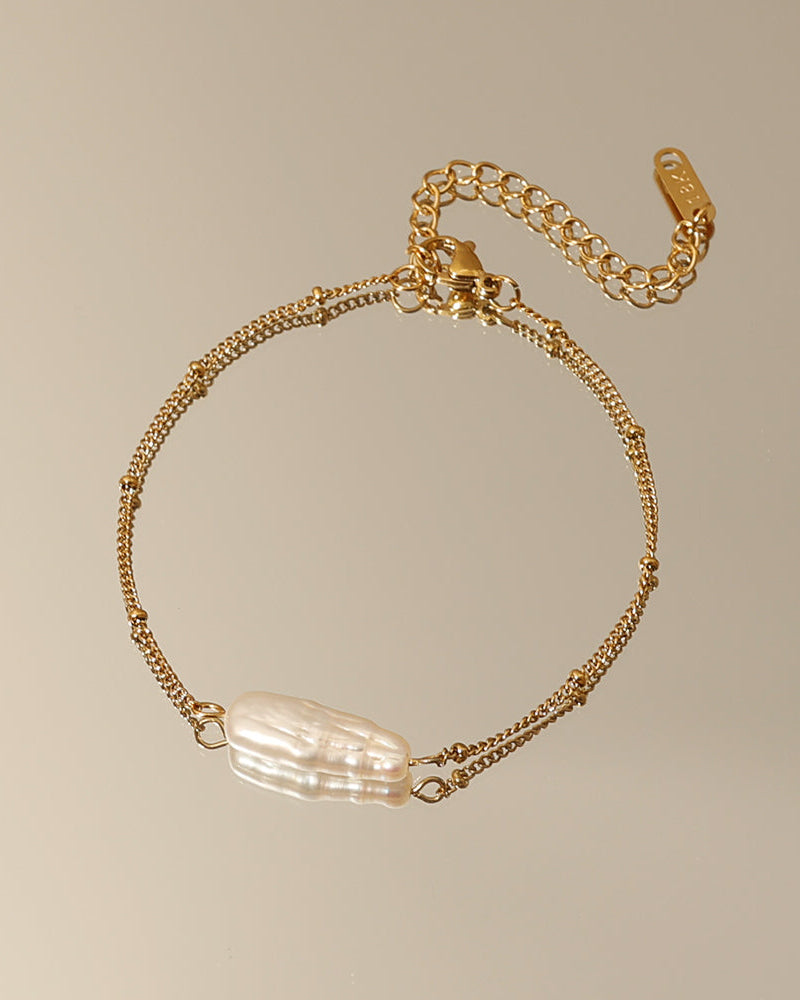Detalle de pulsera Niebla Barroca con acabado dorado