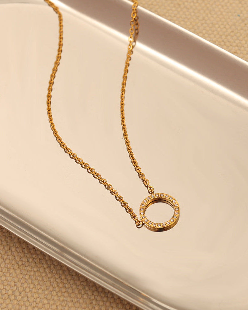 Detalle de collar Aro de Luz con acabado dorado