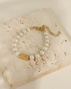 Detalle de pulsera Trenza Nacarada con acabado dorado