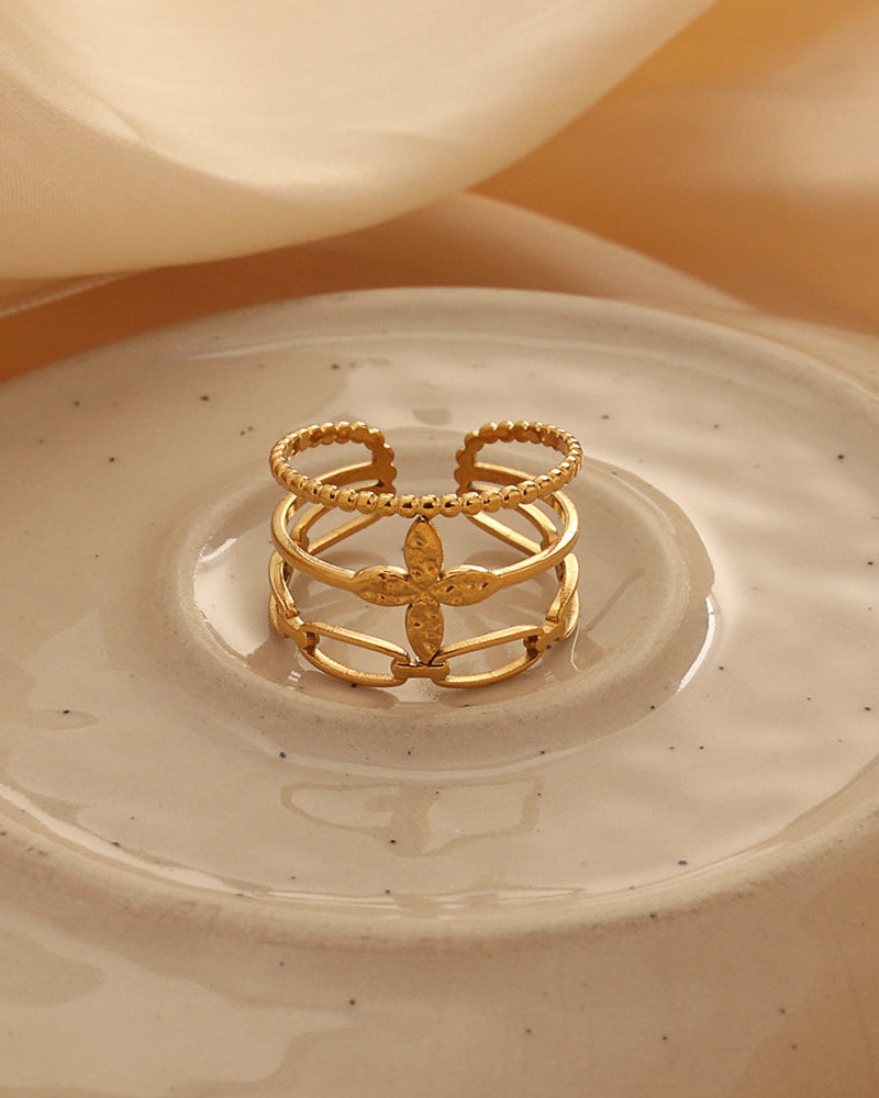 Detalle de anillo Órbita con acabado dorado