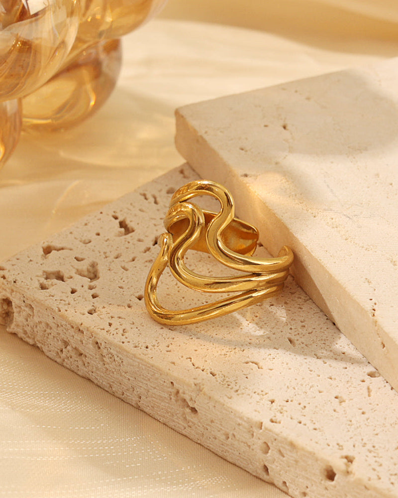 Detalle de anillo Astro con acabado dorado
