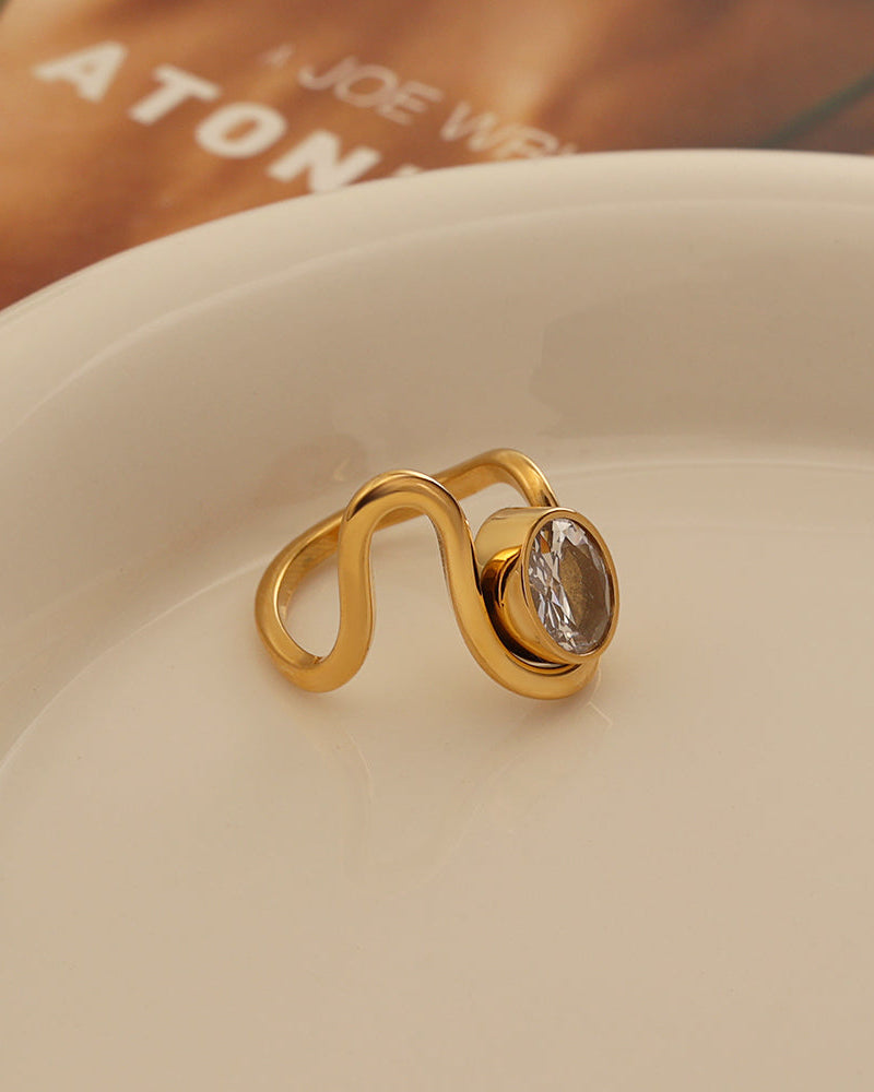 Detalle de anillo Brisa con acabado dorado
