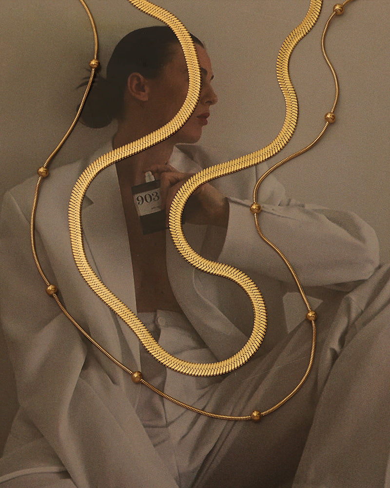 Detalle de collar Dúo Serpentina con acabado dorado