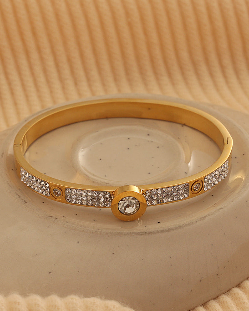 Detalle de pulsera Brillo con acabado dorado