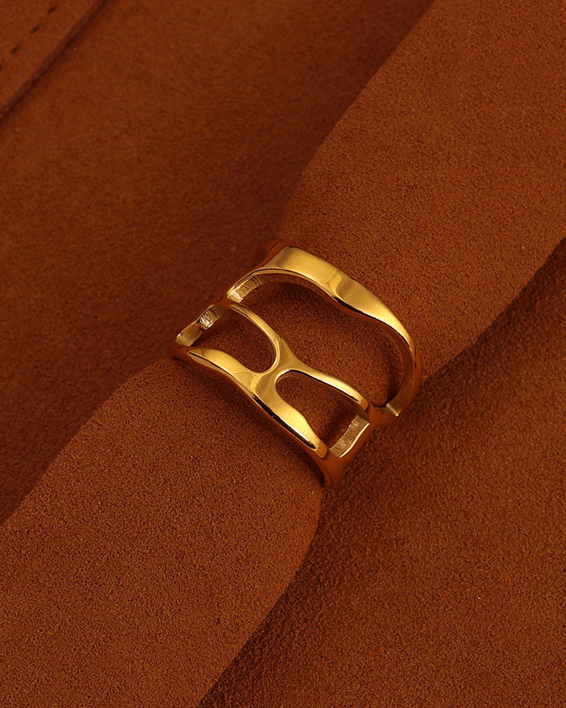 Detalle de anillo Halo con acabado dorado