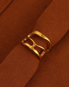 Detalle de anillo Halo con acabado dorado