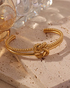 Detalle de pulsera Nudo Radiante con acabado dorado
