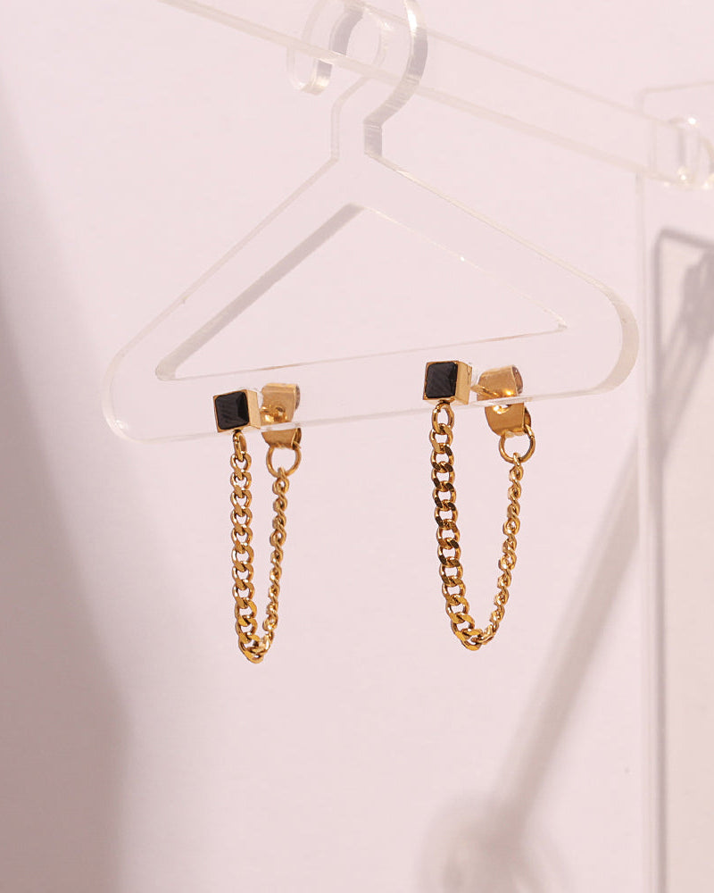 Detalle de aretes Chispa con acabado dorado