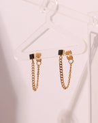 Detalle de aretes Chispa con acabado dorado