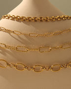 Detalle de collar Camino Dorado con acabado dorado
