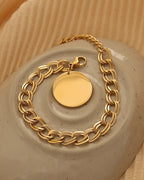 Detalle de pulsera Eslabón Radiante con acabado dorado