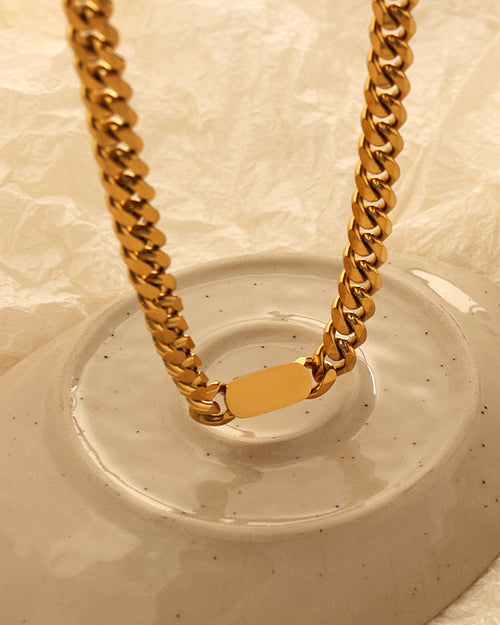 Detalle de collar Eslabón Dorado con acabado dorado