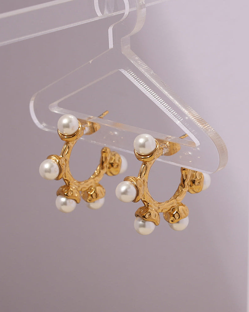 Detalle de aretes Perla con acabado dorado